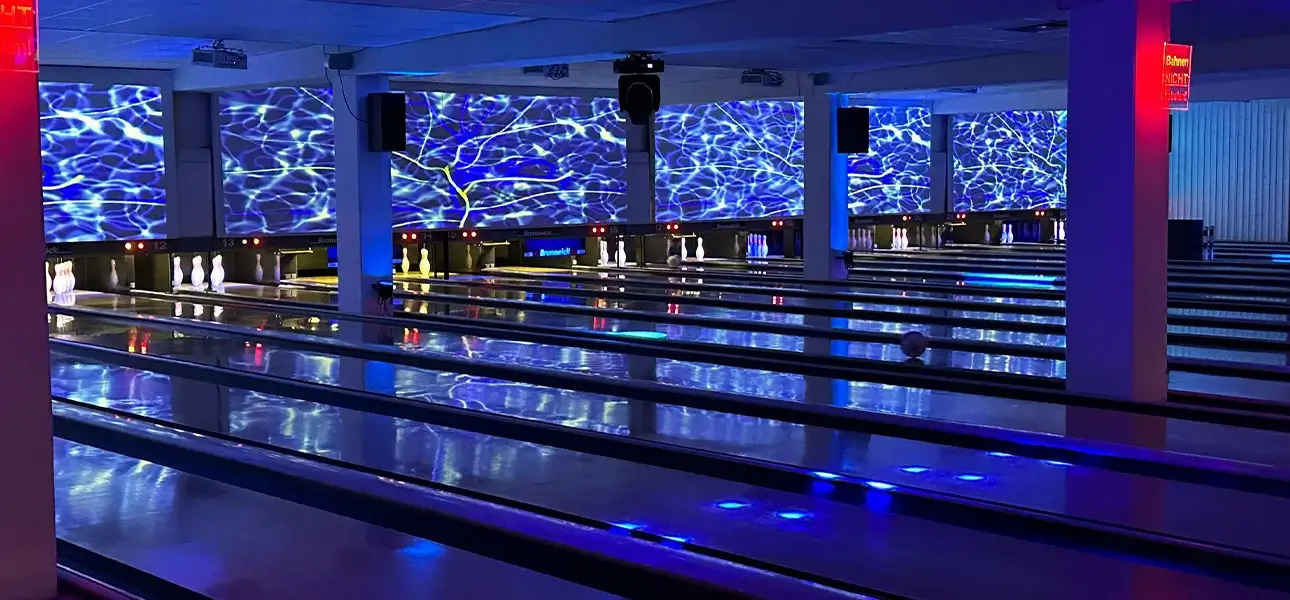 Bowling Bahn in Hamburg Wandsbek mit blauer Party Beleuchtung