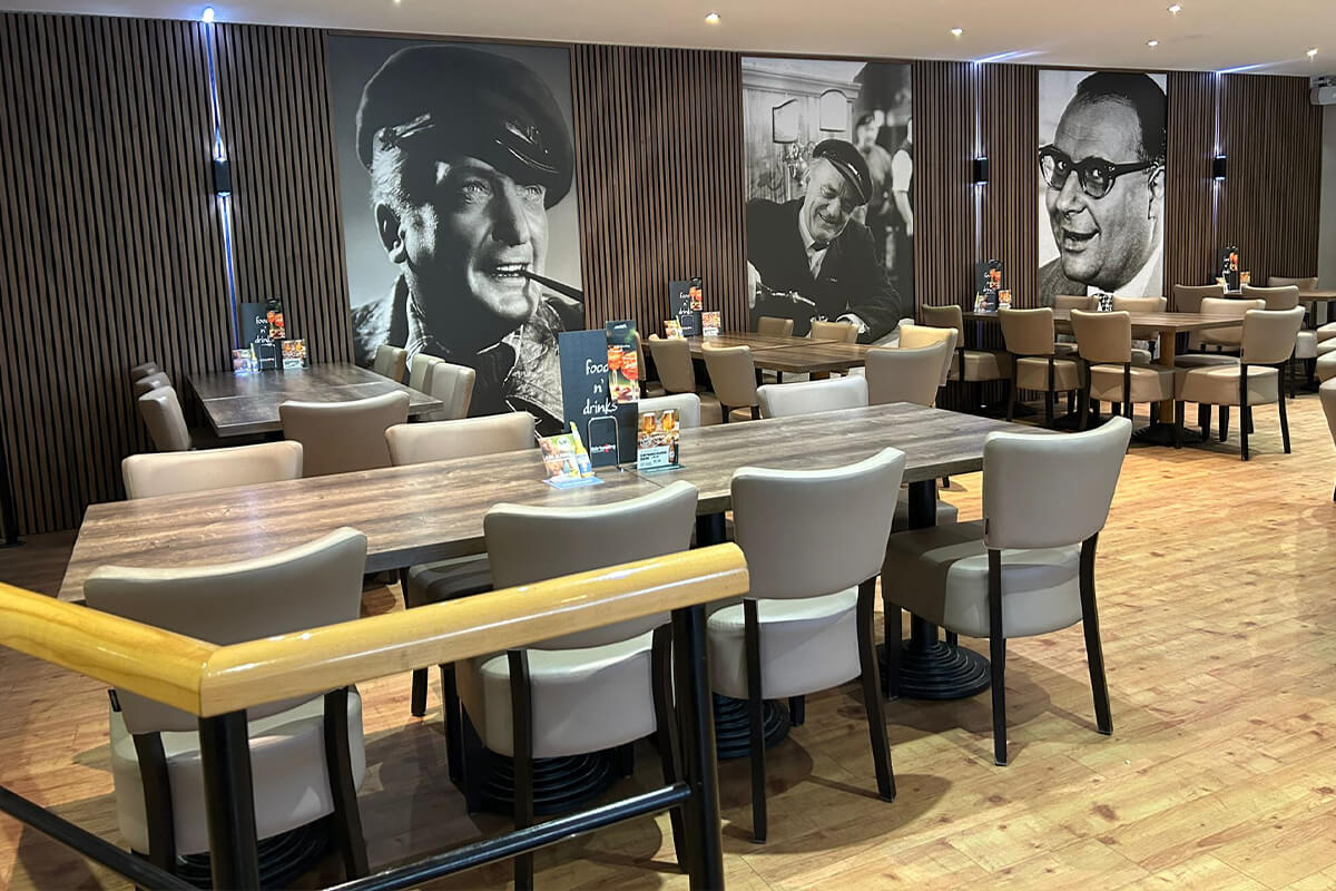 Bistrobereich Gilde Bowling Wandsbek mit Wandportraits von berühmten norddeutschen Persönlichkeiten