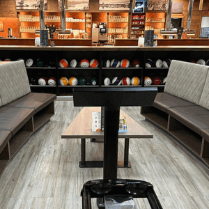Sitzecke mit schickem Loungesofa an der Bowlingbahn von Gilde Bowling Wandsbek in Hamburg.