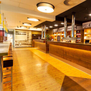 Bar und Tresen im eleganten Holzdesign.