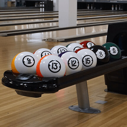 Bowlingbälle in Billard Design an den Bowlingbahnen in Hamburg Wandsbek