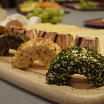 verschiedene Halbbögen Käse auf Tisch für Frühstücksbuffet.