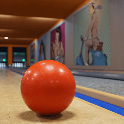 Orange Kugel auf der modernen Kegelbahn mit Comic Wandbildern bei Gilde Bowling Wandsbek
