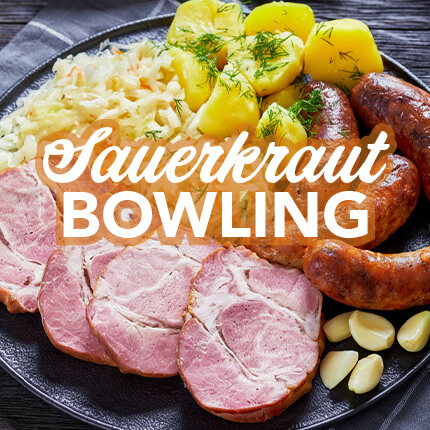Teller mit Sauerkraut, Bratwurst, Kartoffeln und Kassler für Bowling Event.