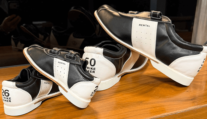 Bowlingschuhe schwarz weiß mit Klettverschluss in Größe 26 und 50 - Leihschuhe bei Gildebowling Wandsbek Hamburg