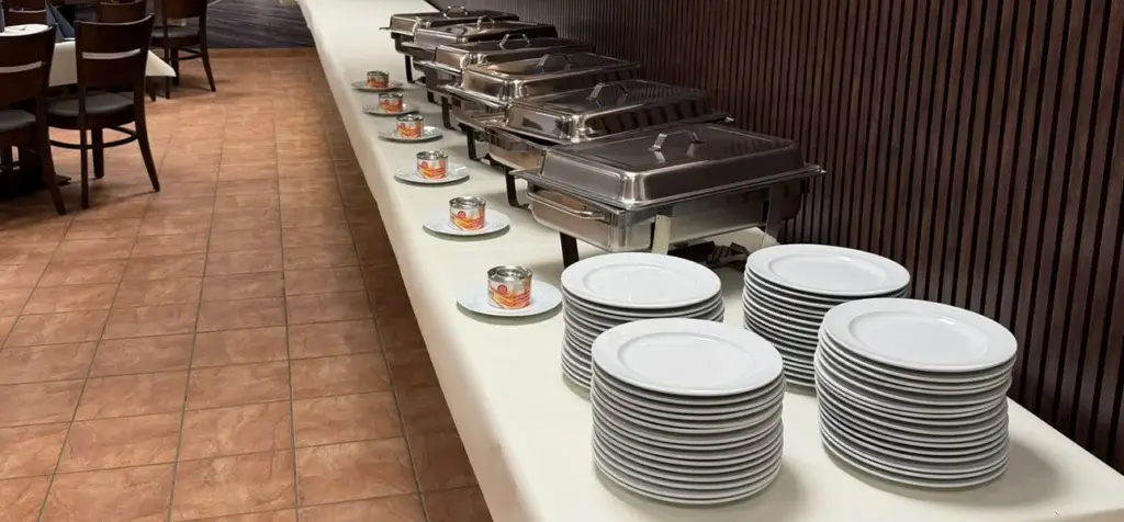 Buffet Tisch in modernem Veranstaltungsraum bei Gilde Bowling in Hamburg Wandsbek