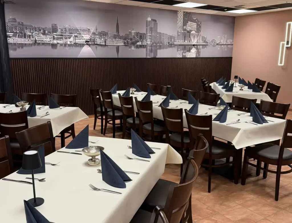 Veranstaltungsraum. Festlich gedeckte Tische. Elegant gestalteter Raum mit modernen Lampen und Akustikpeneelen für Partys, Firmenfeiern und Geburtstage in Hamburg.